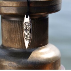 Silver+Surf Silber Schmuck Surfboard mit Totenkopf